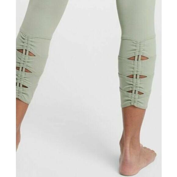 ATHLETA Salutation Stash Pocket II 25" Ruched Legging UPF 50+ Sage Green Small - Picture 3 of 12
